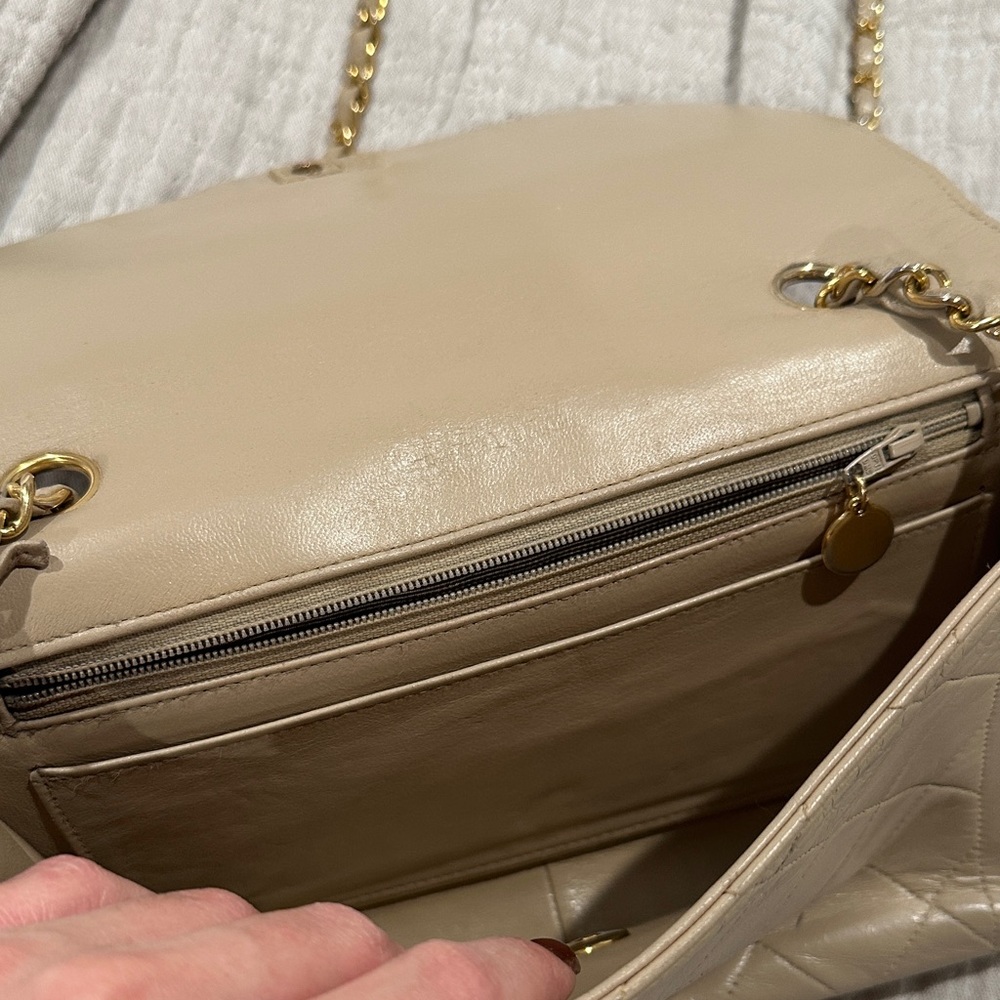 CHANEL Beige Quilted Shoulder Bag with Gold Chain - Picture 9 of 16